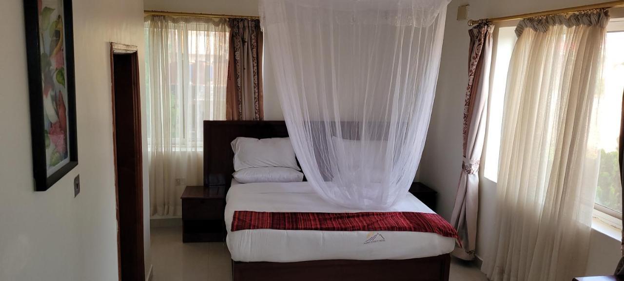 Glory Summit Hotel Hoima Екстер'єр фото
