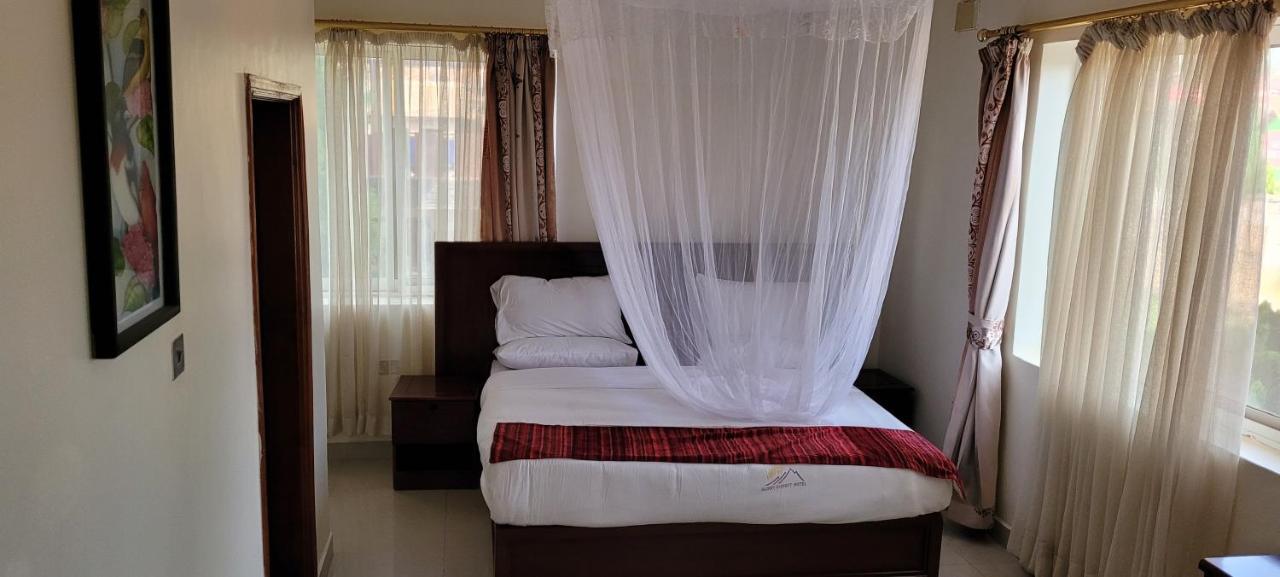 Glory Summit Hotel Hoima Екстер'єр фото