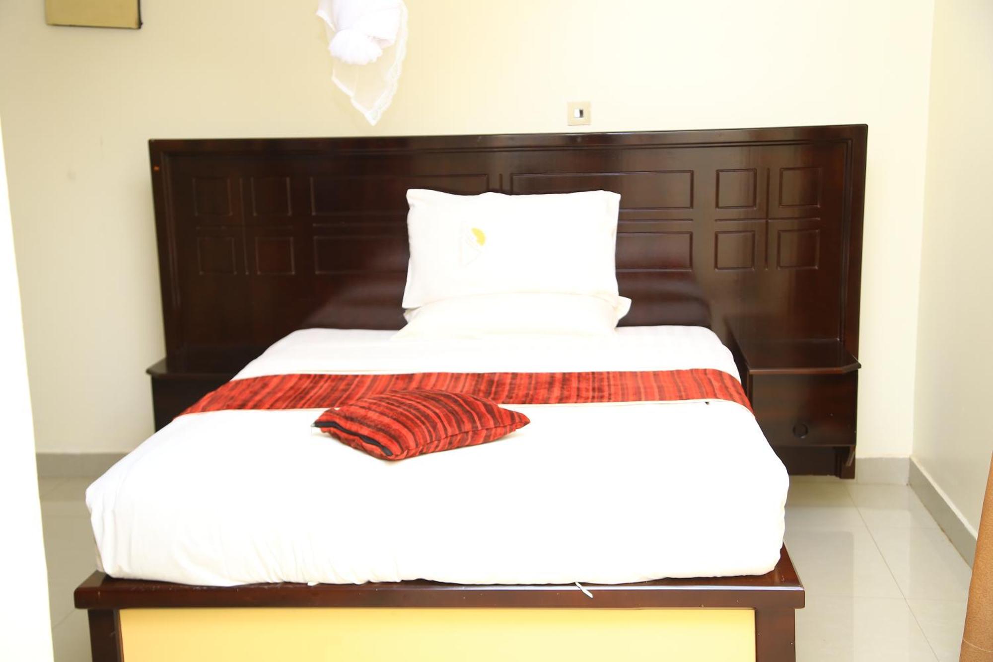Glory Summit Hotel Hoima Екстер'єр фото